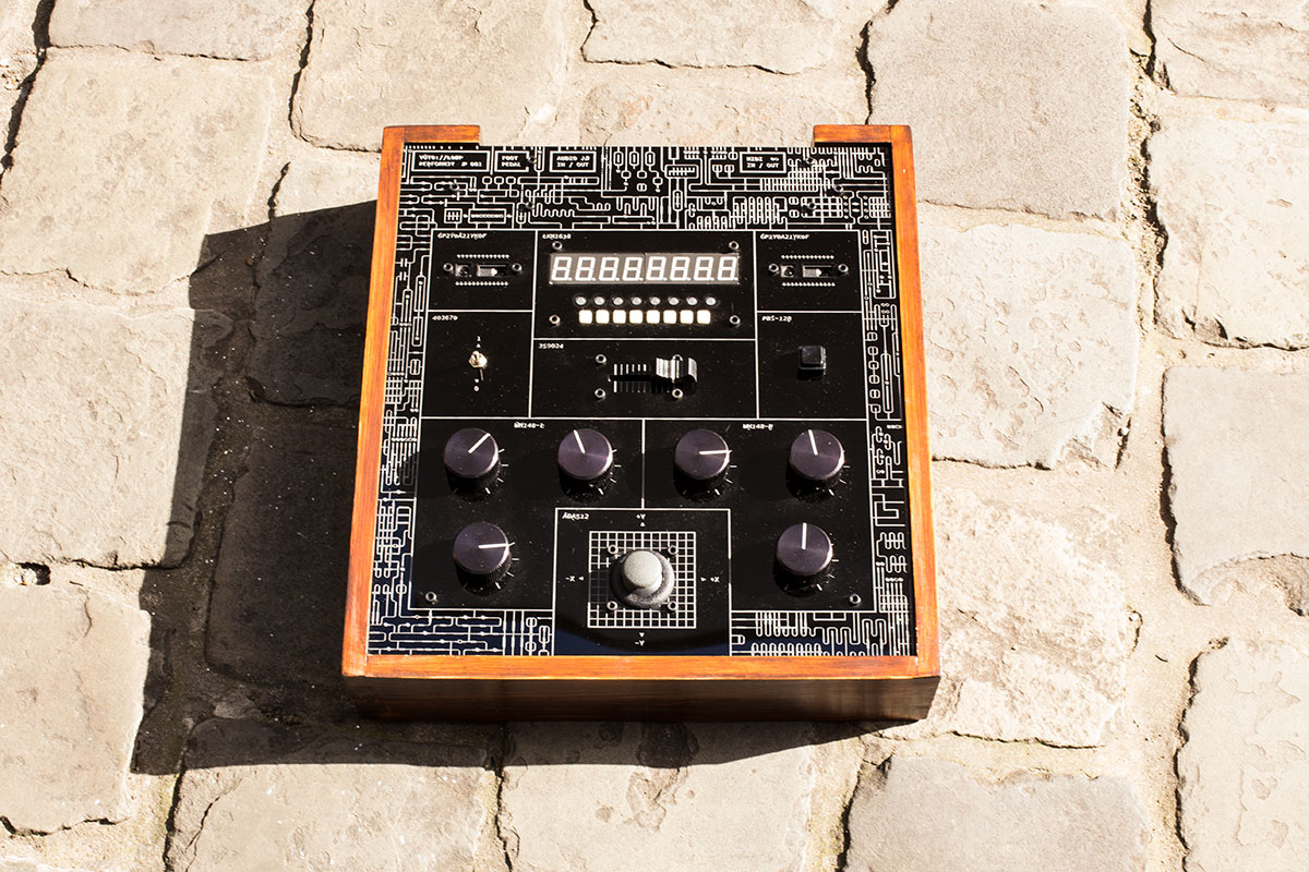 The top of the auto://loop performer synth.